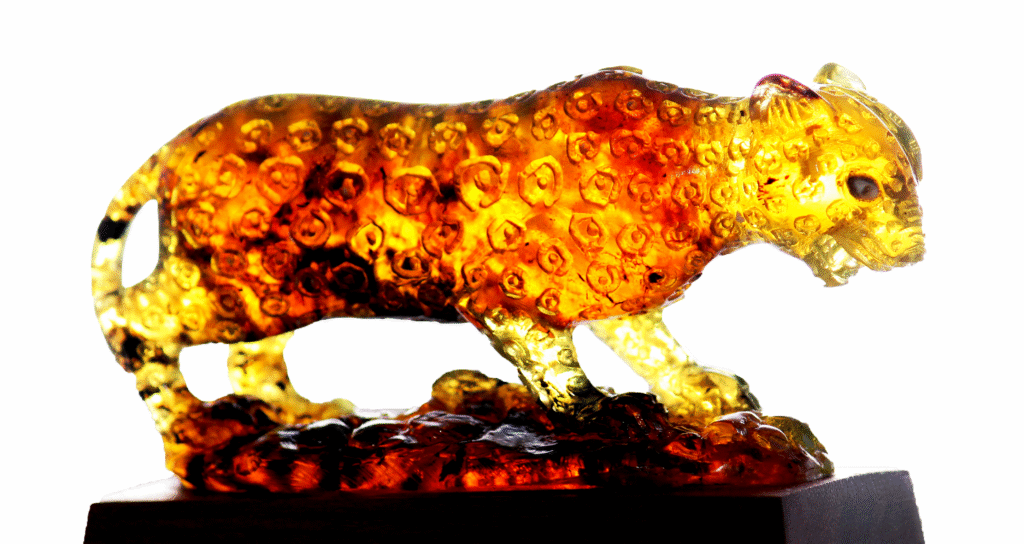 Escultura de jaguar en ámbar tallada por Carlos Preciat